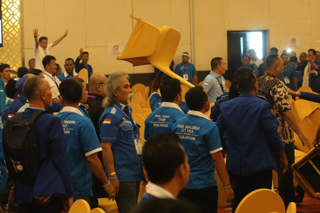 Sedikitnya 10 orang terluka akibat kericuhan ini. 
