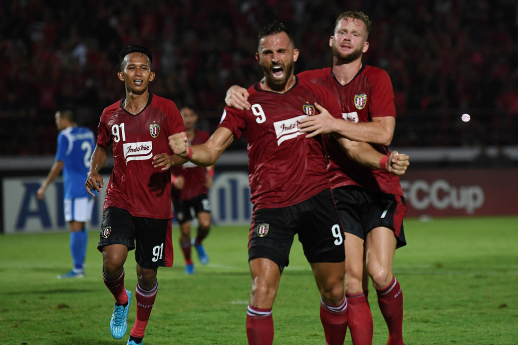 Pesepak bola Bali United Ilija Spasojevic (tengah), Melvin Platje (kanan) dan Rahmat (kiri) merayakan gol ke gawang Than Quang Ninh Vietnam dalam pertandingan sepak bola babak penyisihan Grup G Piala AFC di Stadion I Wayan Dipta, Gianyar, Bali.