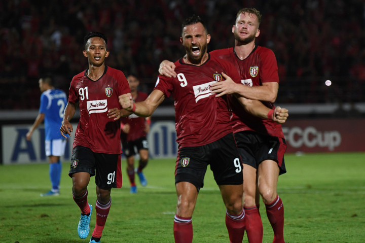 Pesepak bola Bali United Ilija Spasojevic (tengah), Melvin Platje (kanan) dan Rahmat (kiri) merayakan gol ke gawang Than Quang Ninh Vietnam dalam pertandingan sepak bola babak penyisihan Grup G Piala AFC di Stadion I Wayan Dipta, Gianyar, Bali.