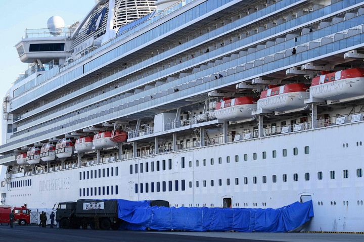 Diamond Princess dikarantina selama dua minggu setelah tiba di Yokohama, selatan Tokyo, pada 3 Februari, setelah seorang pria yang turun di Hong Kong didiagnosis dengan virus korona.