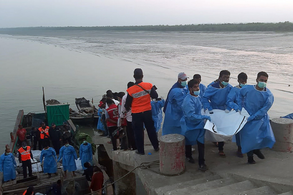 Petugas penyelamat mengevakuasi jenazah korban tenggelamnya kapal pembawa pengungsi Rohingya di Teknaf, Bangladesh, Selasa, 11 Februari 2020.