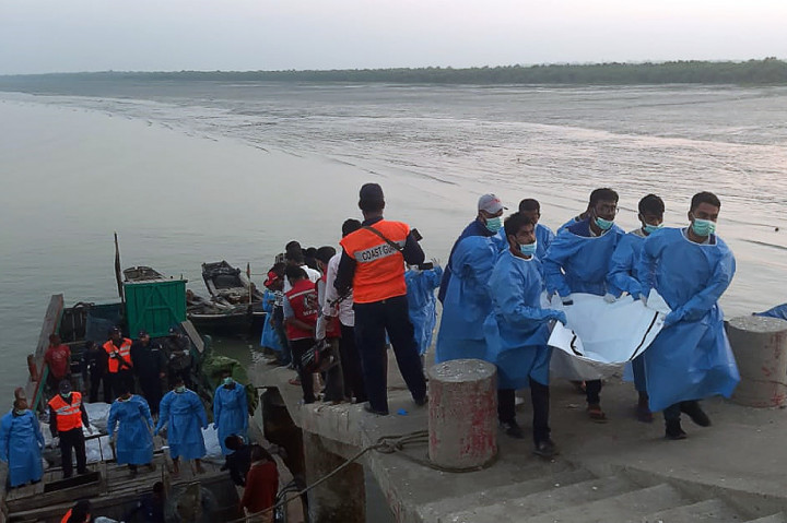 Petugas penyelamat mengevakuasi jenazah korban tenggelamnya kapal pembawa pengungsi Rohingya di Teknaf, Bangladesh, Selasa, 11 Februari 2020.