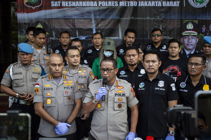 Lucinta telah ditetapkan sebagai tersangka kasus kepemilikan narkoba dengan barang bukti dua butir pil ekstasi, tujuh butir pil riklona, dan lima butir pil tramadol. Lucinta dikenai Pasal 112 ayat (1) UU Nomor 35 tahun 2009 tentang Narkotika dan pasal 60 ayat (1) sub huruf pasal 62 juncto pasal 71 ayat (1) UUI Nomor 5 Tahun 1997 tentang Psikotropika dengan ancaman hukuman di atas 5 tahun penjara.