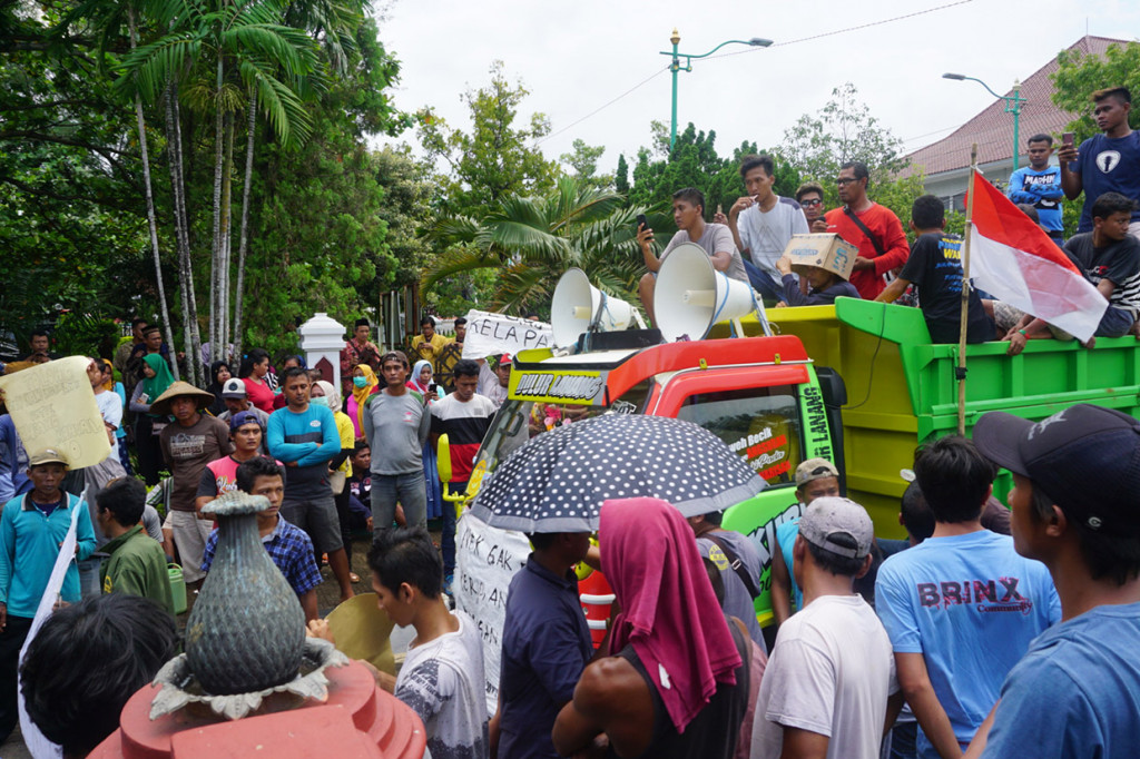 Para sopir truk menggelar unjuk rasa sambil membawa berbagai poster bertuliskan permintaan pembukaan kembali tambang galian C di Desa Bumi Rejo, Kecamatan Keling.