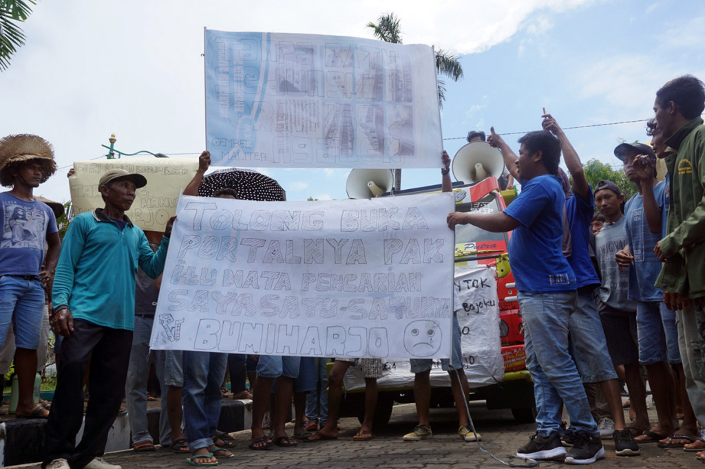 Puluhan sopir truk pengangkut tambang galian C menggelar aksi unjuk rasa di halaman kantor DPRD Jepara, Jepara, Jateng, Rabu, 12 Februari 2020.