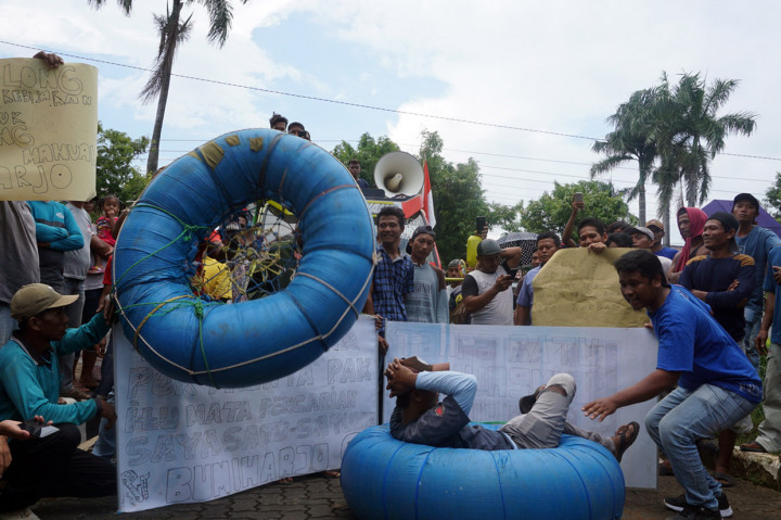Mereka menuntut aktivitas tambang di Desa Bumi Rejo, Kecamatan Keling dibuka kembali. Karena, pascapenutupan tambang mereka tak mendapat penghasilan.