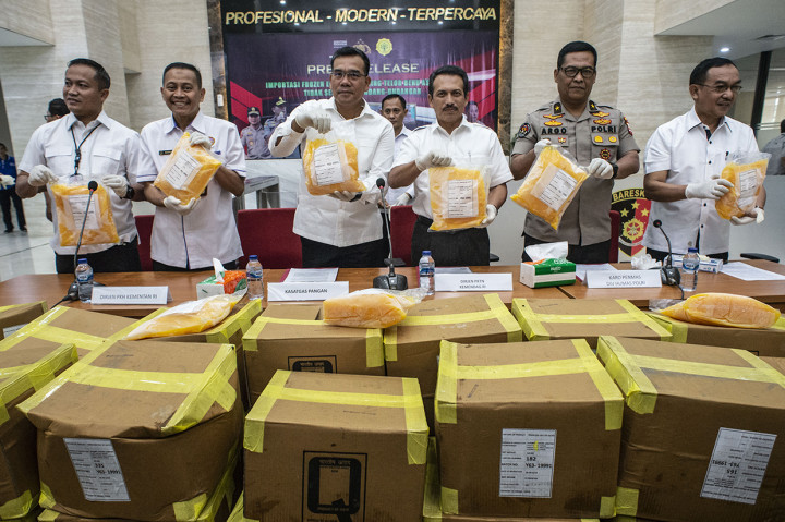 Dirjen Perlindungan Konsumen dan Tertib Niaga (PKTN) Kementerian Perdagangan Veri Anggriono (ketiga kanan), Kasatgas Pangan Brigjen  Daniel Tahi Monang Silitonga (ketiga kiri), Karo Penmas Divisi Humas Polri Brigjen Argo Yuwono (kedua kanan), Dirjen Peternakan dan Kesehatan Hewan Kementerian Pertanian Sugiono (kedua kiri), tim satgas pangan Kombes Didik Sugiarto (kiri), dan Direktur Tertib Niaga Kementerian Perdagangan Wahyu Widayat menunjukkan barang bukti dalam rilis kasus importasi kuning telur beku di Bareskrim Polri, Jakarta, Rabu, 12 Februari 2020.