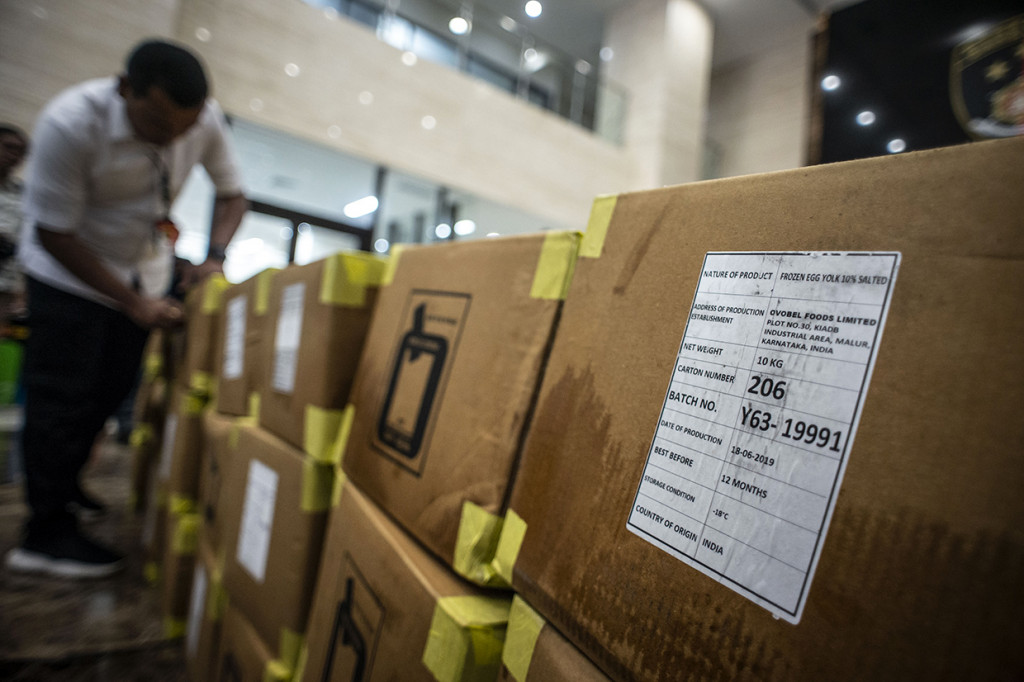 Barang bukti yang diamankan sebanyak 15 ton kuning telur atau senilai kurang lebih Rp1 miliar. Banyaknya telur impor yang masuk ke Indonesia yang tidak sesuai ketentuan tersebut menyebabkan harga penjualan telur lokal turun dan membuat para peternak merugi dalam beberapa bulan terakhir.