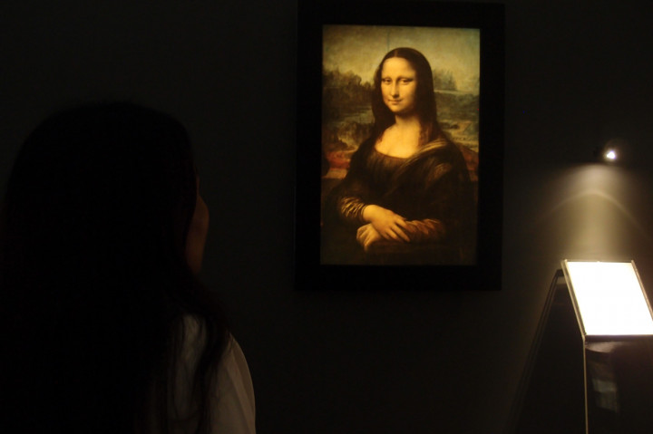 Seorang pengunjung mengamati sebuah replika lukisan berjudul 'Monna Lisa' pada pameran karya lukisan maestro Leonardo Da Vinci di Museum Mandiri, Jakarta, Rabu, 12 Februari 2020.