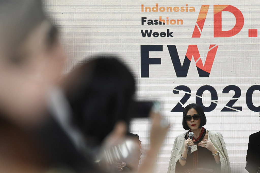 Ketua Umum Asosiasi Perancang dan Pengusaha Mode Indonesia (APPMI) dan Presiden Indonesia Fashion Week Poppy Dharsono memberikan keterangan pada 