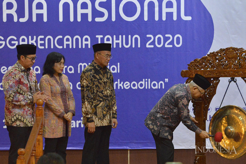 Wakil Presiden Ma'ruf Amin (kanan) didampingiMenteri Koordinator Bidang Pembangunan Manusia dan Kebudayaan (Menko PMK) Muhadjir Effendy (kediua dari kanan), Menteri Pemberdayaan Perempuan dan Perlindungan Anak, Gusti Ayu Bintang Darmawanti (kedua dari kiri) dan Kepala BKKBN Hasto Wardoyo (kiri) saat membuka Rapat Kerja Nasional (Rakernas) BKKBN dengan tema 'Banggakencana dalam Era Milenial untuk Indonesia Maju, Sejahtera dan Berkeadilan' di Auditorium BKKBN Pusat.