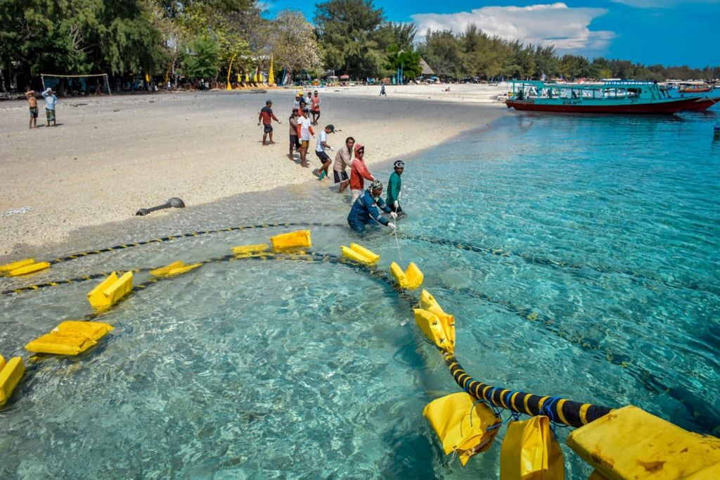 PT PLN (Persero) menjaga ketersediaan listrik di kawasan Tiga Gili yang terdiri dari tiga pulau kecil, Gili Trawangan, Gili Meno, dan Gili Air.