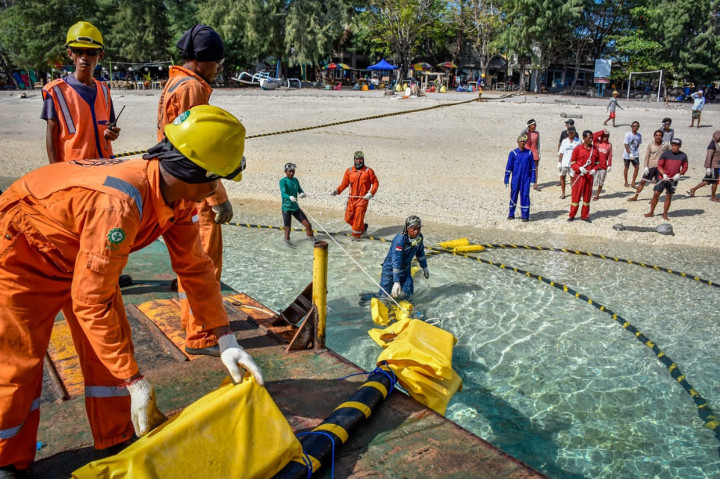 Kelistrikan kawasan Tiga Gili dipasok dari sistem kelistrikan Lombok melalui kabel laut 20 kilo Volt (kV) sepanjang 18,8 kilometer sirkuit (kms).