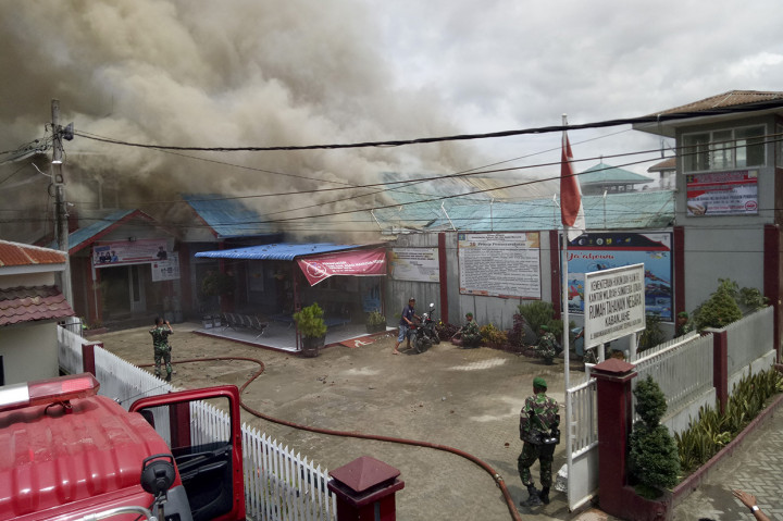 Petugas gabungan berusaha memadamkan api yang membakar gedung saat terjadi kerusuhan di Rumah Tahanan Negara (Rutan) Kelas II B Kabanjahe, Kabupaten Karo, Sumatera Utara.