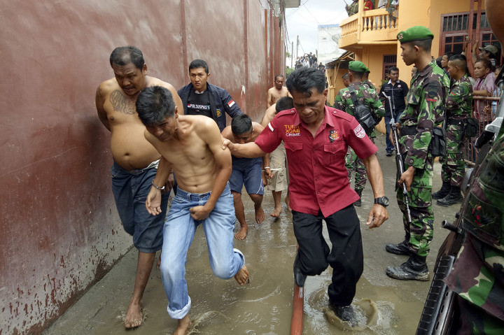 Petugas gabungan menggiring narapidana pascakerusuhan di Rumah Tahanan Negara (Rutan) Kelas II B Kabanjahe, Kabupaten Karo, Sumatera Utara.
