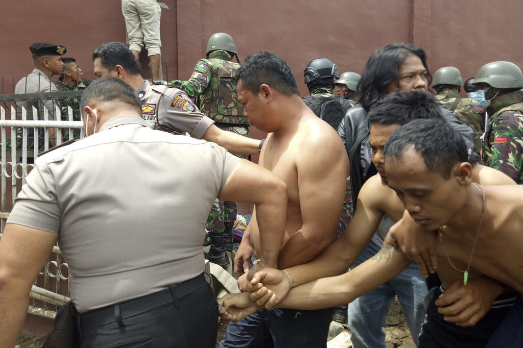 Menurut Kepala Bagian Humas Ditjen Pemasyarakatan Rika Aprianti, pemicu kerusuhan yang terjadi di rutan tersebut disebabkan adanya warga binaan pemasyarakatan yang tidak terima atas upaya pemberantasan narkoba di dalam rutan.
