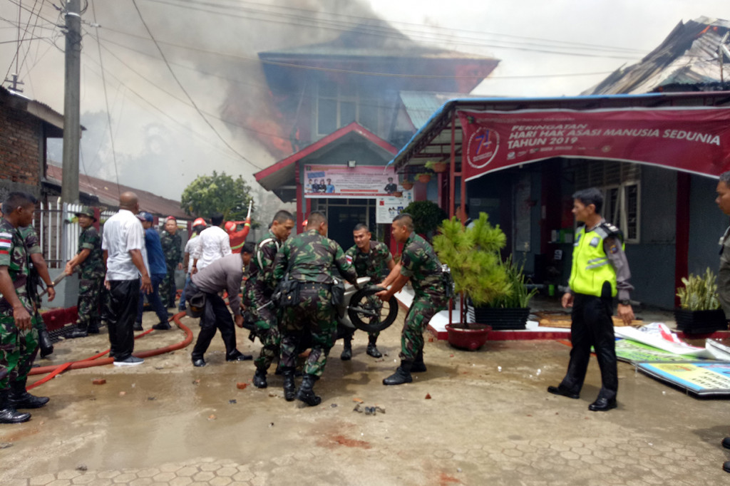 Selain anggota kepolisian, penanganan kericuhan juga dibantu oleh tim gabungan termasuk bantuan dari TNI.