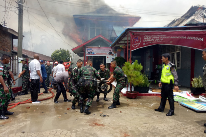 Selain anggota kepolisian, penanganan kericuhan juga dibantu oleh tim gabungan termasuk bantuan dari TNI.