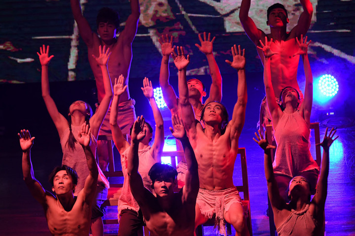 Sejumlah seniman dari kelompok Sirkus Formosa menampilkan paduan seni teater, tari, dan akrobat dalam pertunjukan