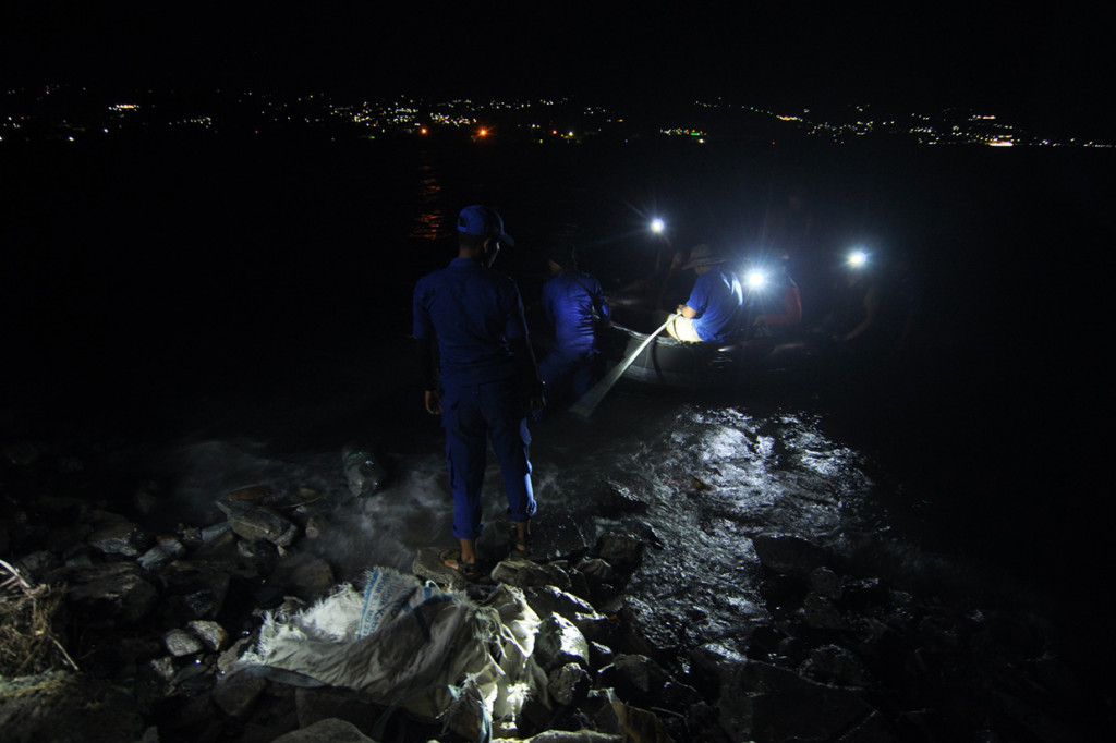 Upaya pencarian untuk menangkap dan menyelamatkan buaya liar yang terjerat ban sepeda motor di Sungai Palu terus dilakukan. Selain memasang perangkap, petugas juga melakukan penyisiran di sepanjang sungai saat malam hari.