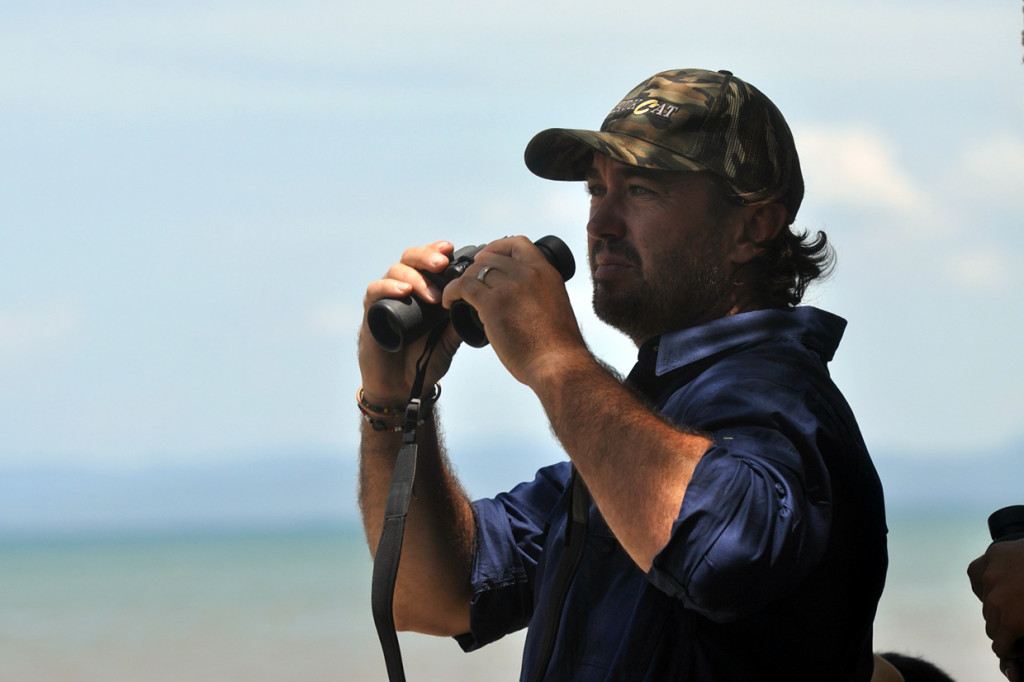 Ahli penanganan satwa liar asal Australia, Matthew Nicolas Wright (kiri) memantau area sungai saat melakukan pencarian terhadap buaya yang terjerat ban sepeda motor di Sungai Palu di Palu, Sulawesi Tengah, Rabu, 12 Februari 2020.
