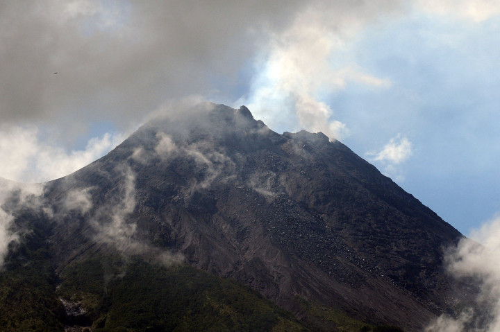 Gunung Merapi mengeluarkan asap putih pascaerupsi terlihat di Jrakah, Selo, Boyolali, Jawa Tengah, Kamis, 13 Februari 2020. 