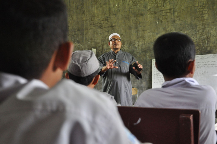 Pendiri Pondok Pesantren Al Hidayah yang merupakan mantan terpidana kasus terorisme Khairul Ghazali menyampaikan materi pelajaran kepada santri yang merupakan anak mantan teroris, di Deli Serdang, Sumatera Utara, Rabu, 12 Februari 2020. 