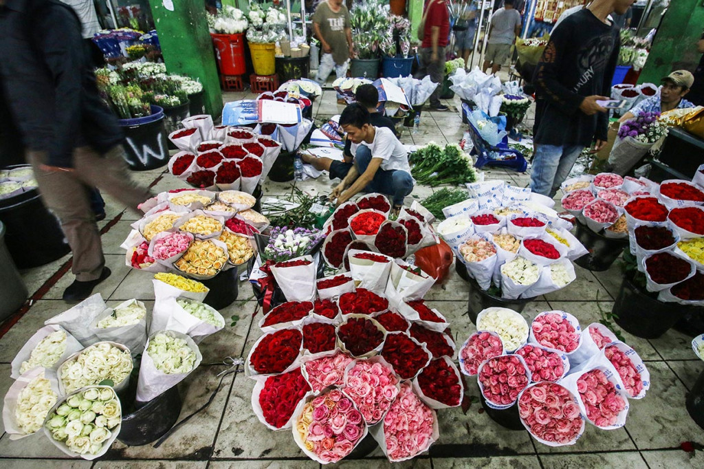 Pedagang merapikan bunga di Pasar Bunga Rawa Belong, Jakarta. 