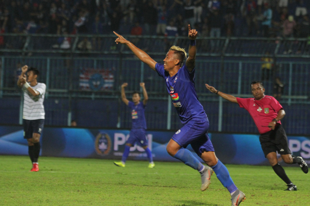 Pesepakbola Arema FC, Yodo melakukan selebrasi gol disaksikan wasit Tabrani  dalam pertandingan Piala Gubernur Jatim Grup B di Stadion Kanjuruhan, Malang, Jawa Timur.
