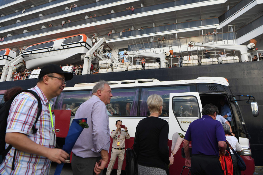 Setelah diizinkan turun, para penumpang akan kembali ke rumah masing-masing dengan penerbangan sewaan, menurut operator Holland America Line, unit kerja dari Carnival Corp. yang berbasis di Miami, dalam pernyataan tertulis.