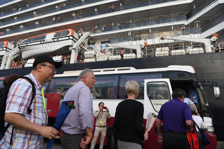 Setelah diizinkan turun, para penumpang akan kembali ke rumah masing-masing dengan penerbangan sewaan, menurut operator Holland America Line, unit kerja dari Carnival Corp. yang berbasis di Miami, dalam pernyataan tertulis.