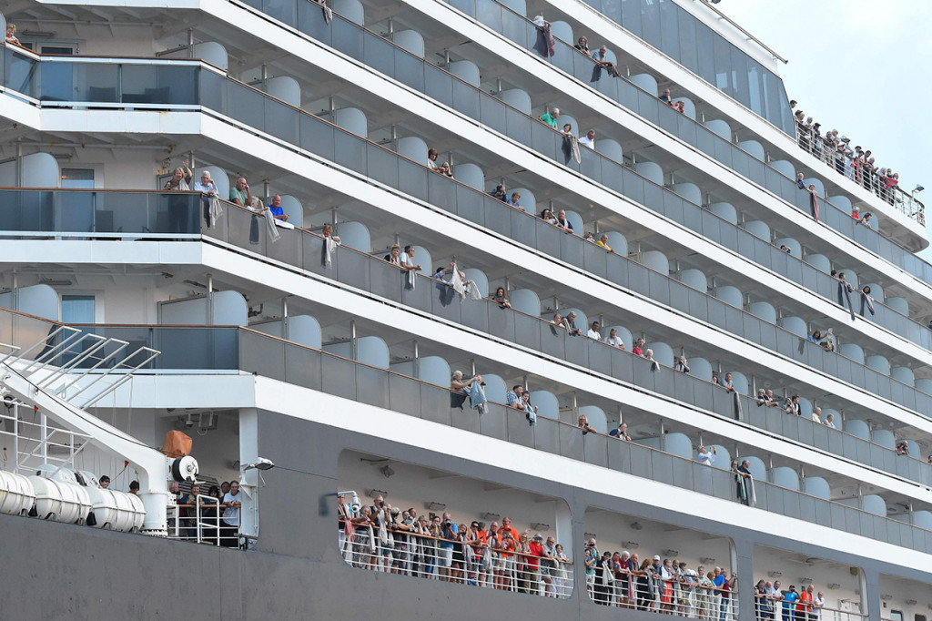 Para penumpang kapal pesiar yang terombang-ambing selama dua pekan di laut setelah ditolak lima negara karena kekhawatiran terhadap corona, akhirnya diizinkan untuk turun di Kamboja pada Jumat. Sorak sorai penumpang terdengar ketika MS Westerdam yang mengangkut 1.455 penumpang dan 802 kru itu berlabuh di kota Pelabuhan Sihanoukville pada malam harinya.