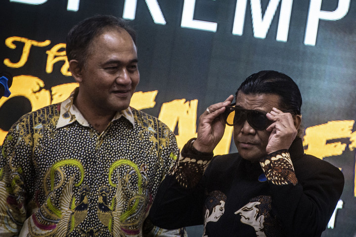 Pada kesempatan tersebut Heru Winarko juga menghadiahi Didi Kempot sebuah kacamata kayu yang merupakan buatan mantan pemakai narkoba yang tengah direhabilitasi oleh BNN. 