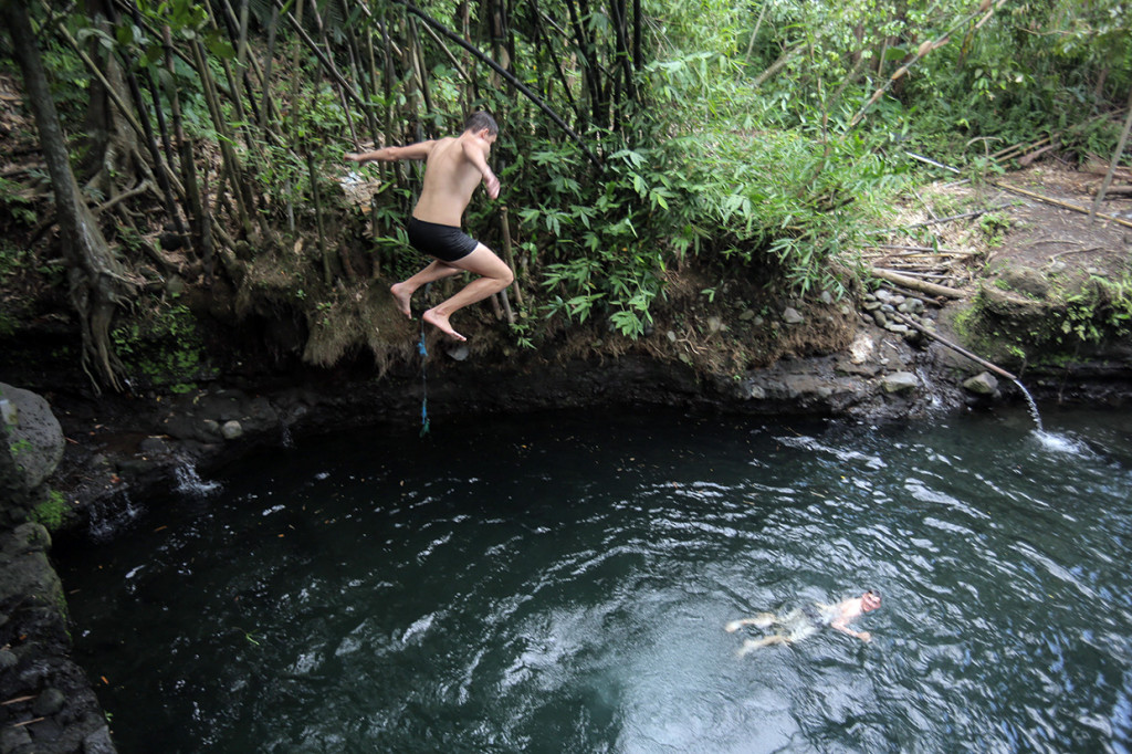 Wisatawan mancanegara berenang di objek wisata alam Blue Lagoon, Ngemplak, Sleman, DI Yogyakarta, Jumat, 12 Februari 2020. 