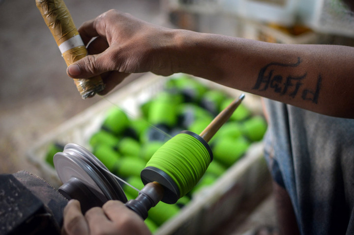 Perajin menggulung gelasan atau benang untuk layang-layang di Kampung Gelasan, Tanjungsari, Kabupaten Sumedang, Jawa Barat, Jumat, 14 Februari 2020.