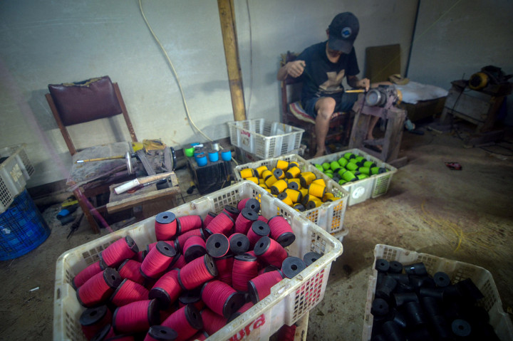 Kampung Gelasan yang telah ada sejak 1990-an tersebut dapat memproduksi 500 lusin gelasan per hari yang dijual dari harga Rp3.000 hingga Rp20 ribu.