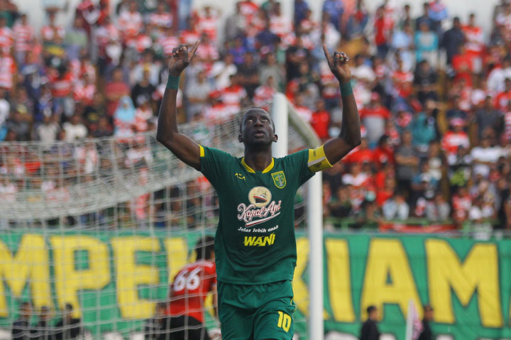 Pesepak bola Persebaya Makan Konate melakukan selebrasi usai mencetak gol ke gawang Madura United saat pertandingan babak penyisihan Grup A Piala Gubernur Jawa Timur 2020 di Stadion Gelora Bangkalan (SGB), Bangkalan, Jawa Timur, Jumat, 14 Februari 2020.