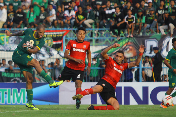 Persebaya melangkah ke semifinal setelah menang 4-2 lewat gol-gol yang dicetak oleh Makan Konate (2 gol), David da Silva, dan Arif Satria. Sementara dua gol Madura United disumbang oleh Alberto Goncalves dan Haris Tuharea.