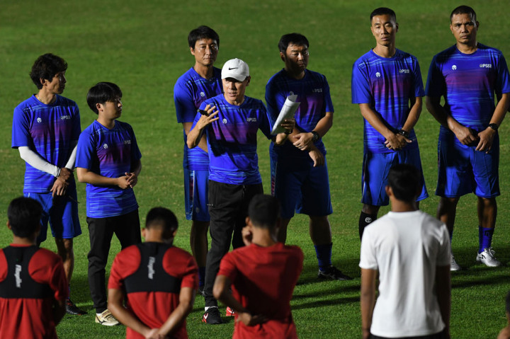 Pelatih Shin Tae-yong (tengah) memberikan instruksi kepada para pemain saat memimpin latihan timnas senior Indonesia di Stadion Madya, kompleks Gelora Bung karno (GBK), Senayan, Jakarta, Jumat, 14 Februari 2020 malam.