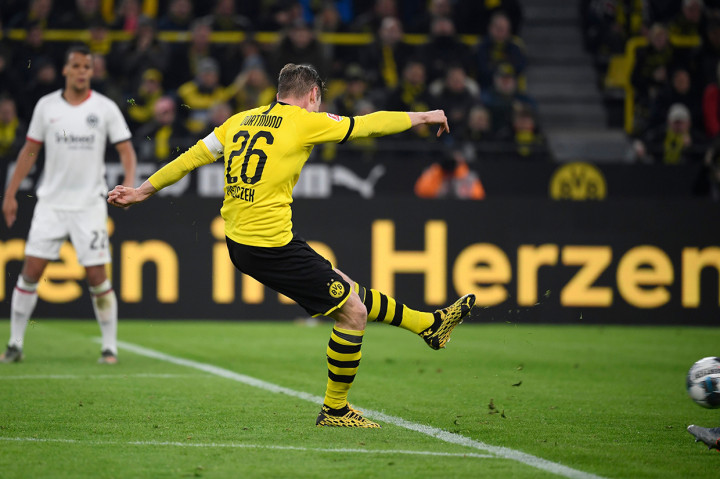 Setelah peluang awal Raphael Guerreiro lewat tendangan bebas membentur tiang gawang, Dortmund akhirnya membuka keunggulan melalui sepakan kaki kiri Lukasz Piszczek dari luar kotak penalti pada menit ke-33.