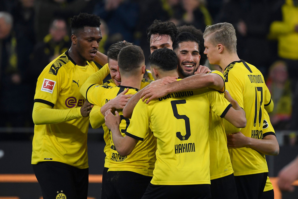 Lukasz Piszczek melakukan selebrasi bersama rekan-rekan setimnya.