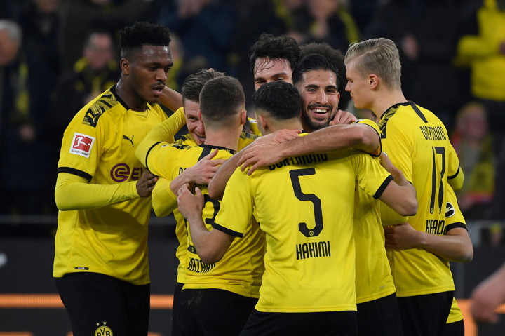 Lukasz Piszczek melakukan selebrasi bersama rekan-rekan setimnya.