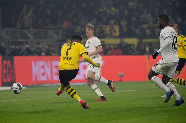 Buruknya penampilan Frankfurt berlanjut hingga babak kedua. Hal ini dimanfaatkan tuan rumah untuk menggandakan keunggulan empat menit setelah jeda. gol dicetak oleh Jadon Sancho menyelesaikan umpan kiriman Axel Witsel.