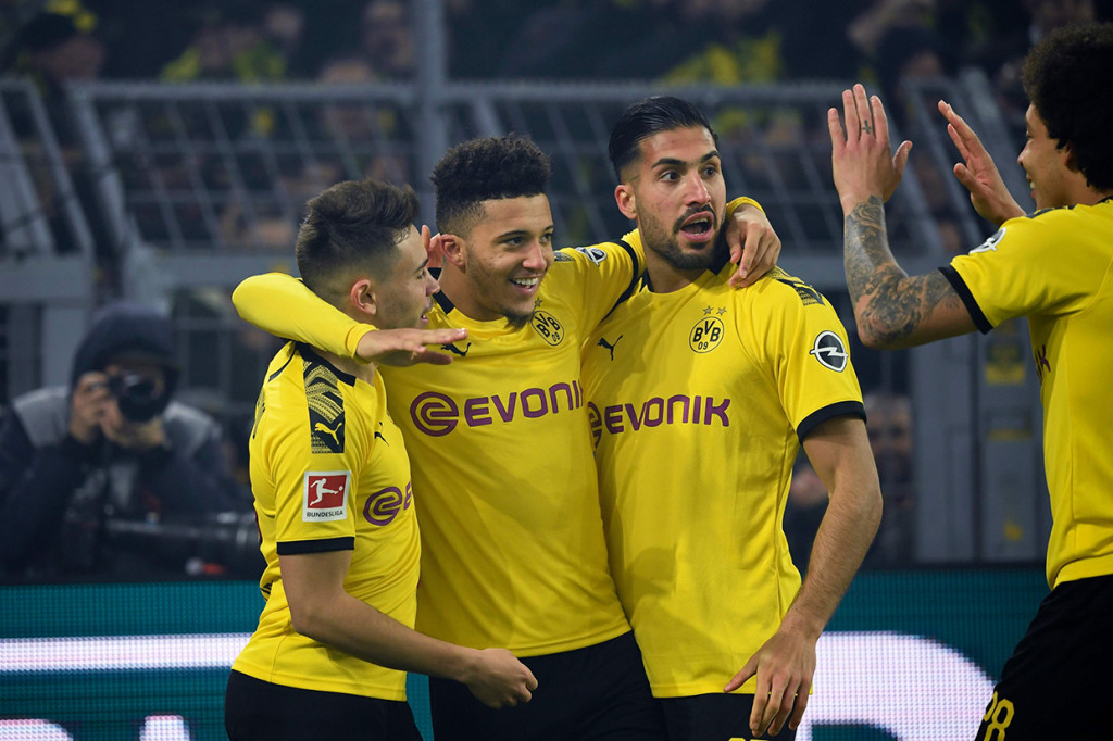 Jadon Sacho meluapkan kegembiraan bersama rekan-rekan setimnya usai mencetak gol kedua Dortmund ke gawang Frankfurt.