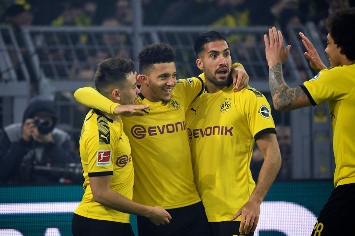 Jadon Sacho meluapkan kegembiraan bersama rekan-rekan setimnya usai mencetak gol kedua Dortmund ke gawang Frankfurt.