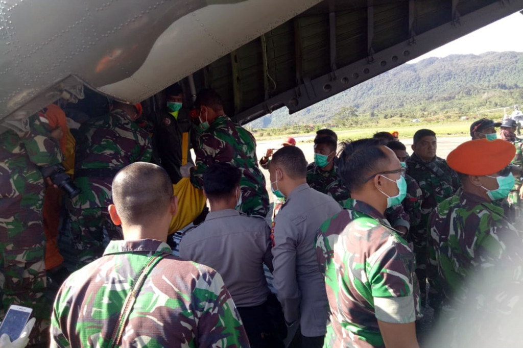 Ke-12 jenazah selanjutnya diterbangkan dari Bandara Oksibil, Base Ops Lanud Silas Papare, Sentani, Kabupaten Jayapura menuju Sentani.