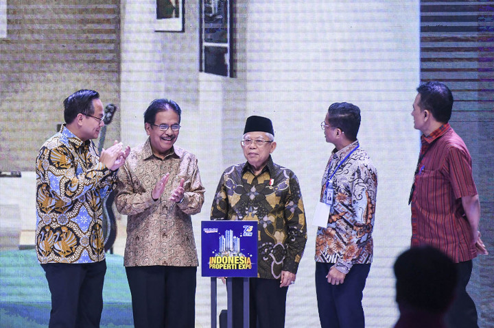 Wakil Presiden Ma'ruf Amin (tengah) didampingi Direktur Utama PT Bank Tabungan Negara (Persero) Tbk (BTN) Pahala Nugraha Mansury (kedua kanan), Menteri ATR/Kepala BPN Sofyan Djalil (kedua kiri), Wakil Menteri BUMN Kartika Wirjoatmodjo (kiri), dan Komisaris Utama Bank BTN Chandra M Hamzah membuka Indonesia Property Expo 2020 di JCC, Senayan, Jakarta, Sabtu, 15 Februari 2020. 