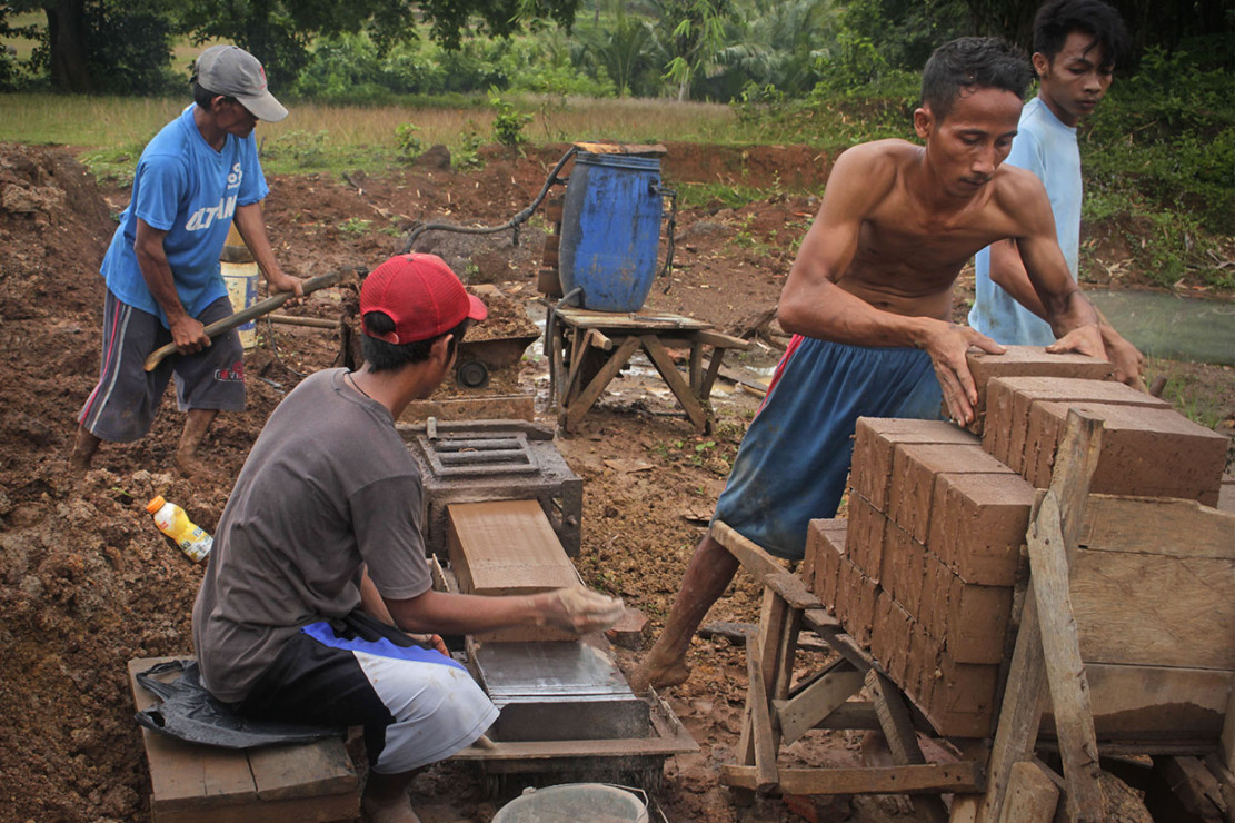 Petani Serang Beralih Jadi Pembuat Batu bata  Medcom id