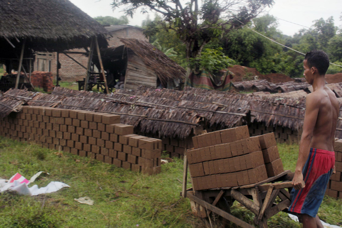 Petani Serang Beralih Jadi Pembuat Batu bata  Medcom id
