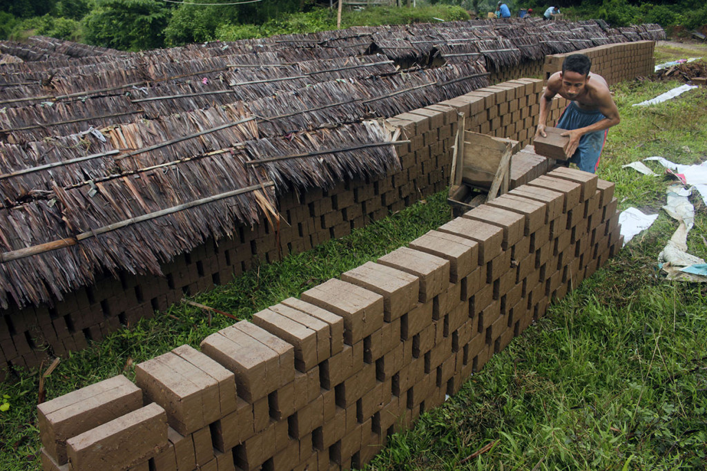 Batu bata dianggap bahan bangunan klasik namun memiliki daya tahan lebih lama dibandingkan dengan bahan bangunan seperti batako dan bata ringan, sehingga peminatnya masih tinggi. 